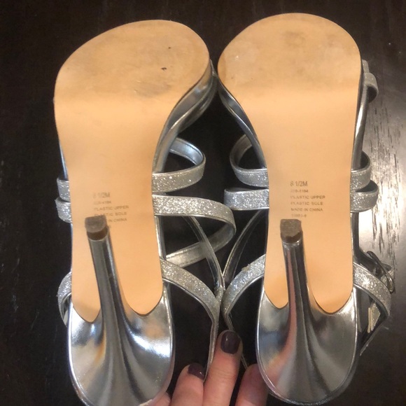 Silver Heels - Picture 4 of 5